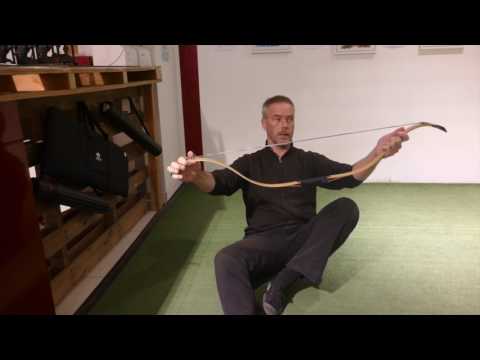 Видео: Часто задаваемые вопросы о стрельбе из лука: как натянуть тетиву для конного лука?