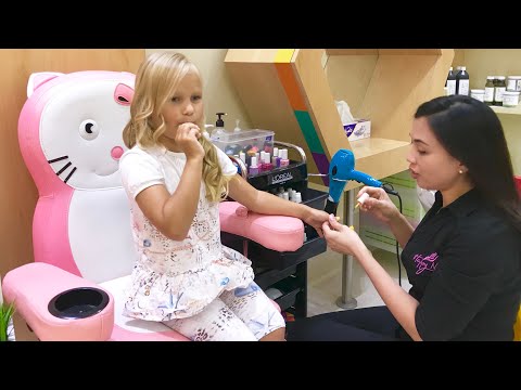 Видео: Алиса в САЛОНЕ КРАСОТЫ для детей !  Pretend play beauty salon for kids