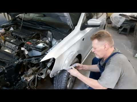 Видео: Volkswagen Polo (Продолжение) - Замена рамки радиаторов, ремонт переднего крыла.