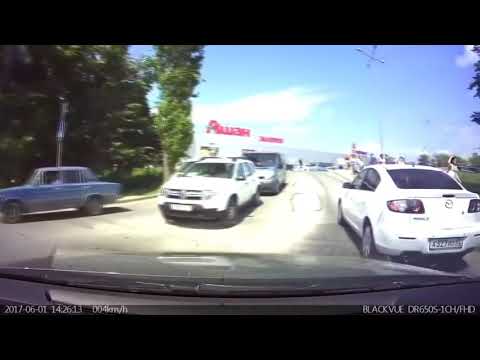 Видео: Девушки за рулем. Смешные моменты на дороге. Приколы. Подборка ДТП.