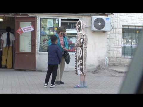 Видео: «Баламды сатамын, арақ алуым керек...»: әлеуметтік эксперимент