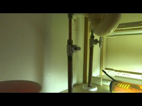 Видео: Владелец дома пытался сделать сантехнические работы, но столкнулся с потопом — пришлось заменить ...