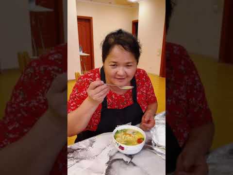 Видео: Лапша домашняя яичная. С овощами и зеленью. Раскатка теста