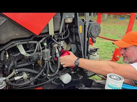 Видео: Замена топливного фильтра Kubota MX6000