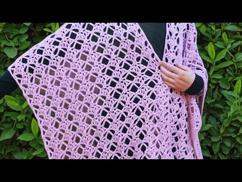 Видео: Как связать чудесную женскую шаль крючком с оригинальным дизайном и быстрым исполнением.