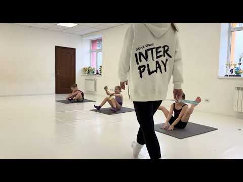 Видео: Розігрів перед репетицією 🔥 партерний тренаж, партерна гімнастика. Балетний урок