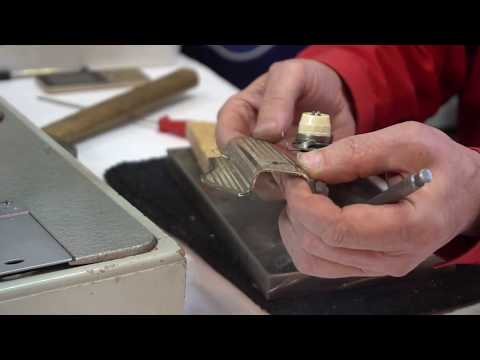 Видео: Почему нитка петляет снизу или рвётся верхняя нитка на швейной машине? Как это устранить?