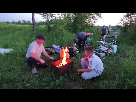 Видео: ЛЕТНЯЯ РЫБАЛКА С НОЧЕВКОЙ НА РЕКЕ ИЖ.В ЭТОЙ ЯМЕ ЕСТЬ ВСЯ РЫБА!ЛЕЩ НА ДОНКИ и БЕРШИ НА МАЛЬКА.СОМ.