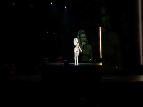 Видео: День рождения Полины Гагариной в МинскАрене 27.03.2019