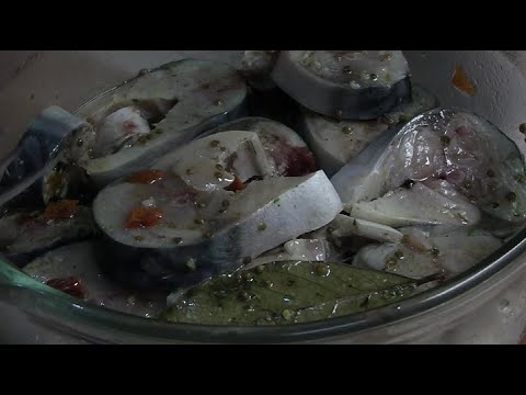 Видео: Деликатес. Кусочки скумбрии в пряном маринаде