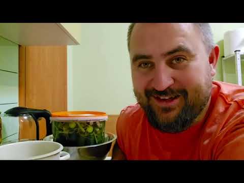 Видео: Ничего не пропадает) вот что с ними происходит) квашу огурцы в ноябре)