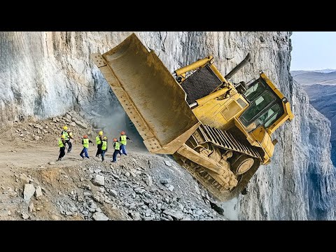 Видео: Экстремально опасные транспортные навыки: негабаритный грузовик | Крупнейшие машины для тяжелого ...