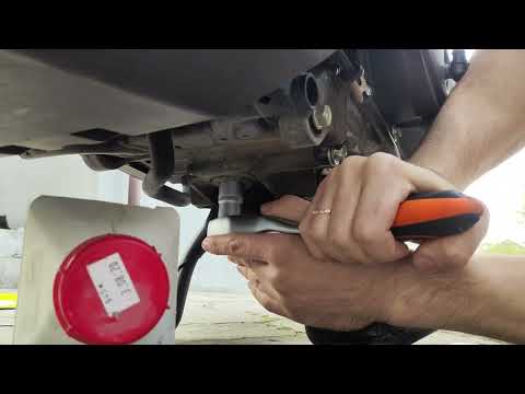 Видео: Замена масла на скутерах Yamaha JOG AY01 и Honda DUNK