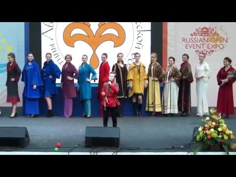 Видео: Дом Русской одежды коллекция Возрождение