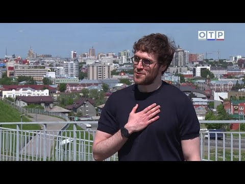 Видео: Он мог уехать. Но выбрал Барнаул. И теперь меняет его