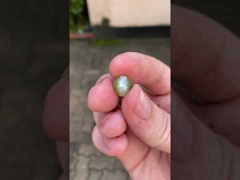 Видео: Как выглядит камень «кошачий глаз» и как отличить подделку