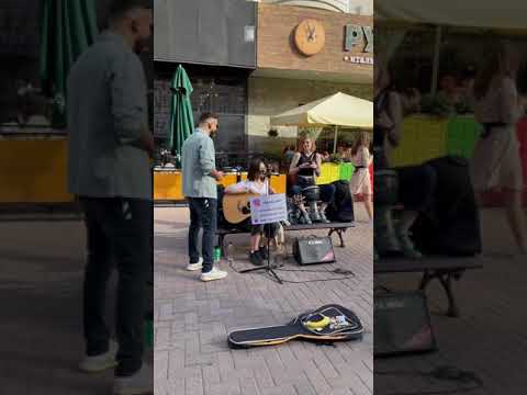 Видео: Jony спел на улице