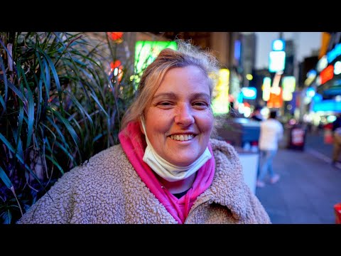 Видео: У бездомной женщины из Нью-Йорка поврежден мозг из-за домашнего насилия