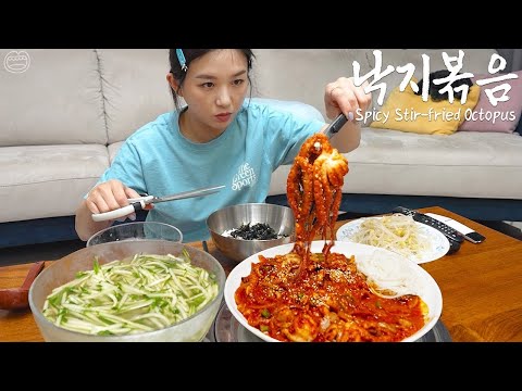 Видео: Настоящий Мукбанг:) Пряный жареный осьминог, который горит от одного взгляда на него ★