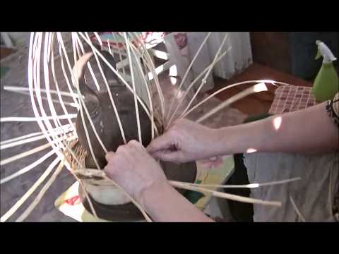 Видео: Плетение корзины из ивового прута ( лозы ). Часть 1
