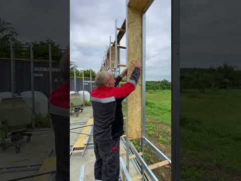 Видео: собираются каркасные стены на земле а потом поднимаются в верх для крепления между собой