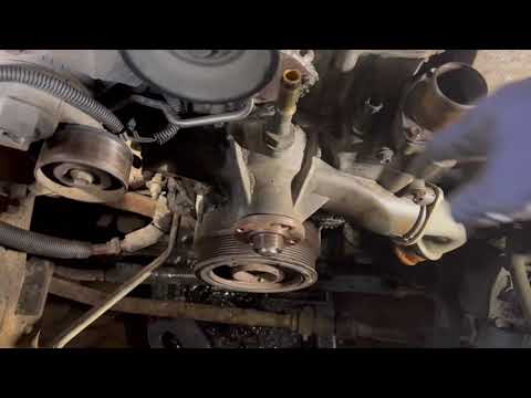 Видео: Как заменить водяной насос PowerStroke 7.3 (очень подробно)