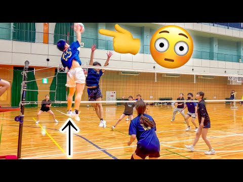 Видео: (Игра в волейбол) Он лучший игрок всех времен.