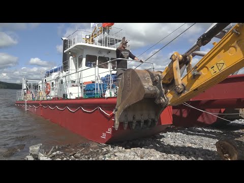 Видео: Экскаватор столкнул в пруд земснаряд