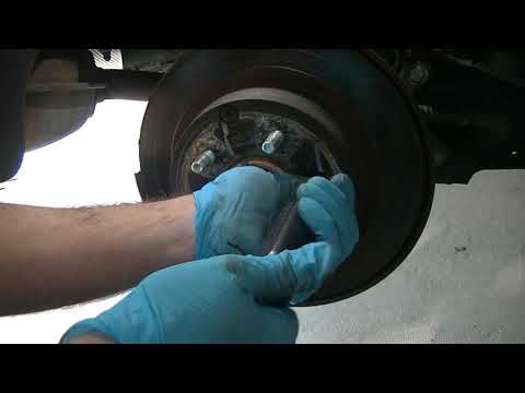 Видео: Сертифицированный механик Hyundai покажет вам, как заменить задние тормоза на Hyundai Sonata 2015...