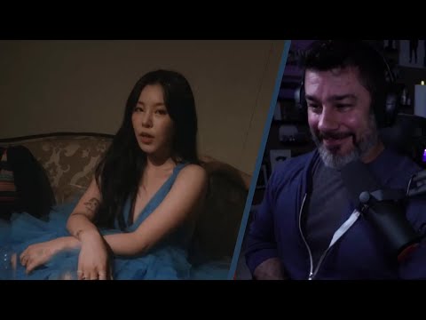 Видео: Director Reacts - 휘인 (Whee In) - "акварель"