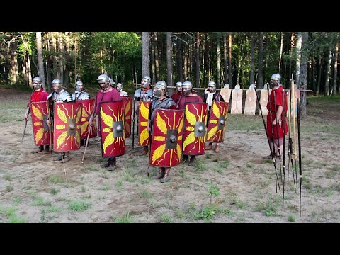 Видео: Метание двух римских пилумов из строя / Throwing two Roman pila from the formation of legionnaires