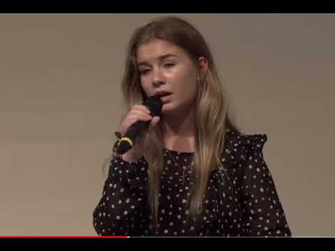 Видео: Юная девочка поет такую сильную песню - осень. Послушайте - дрожь по коже