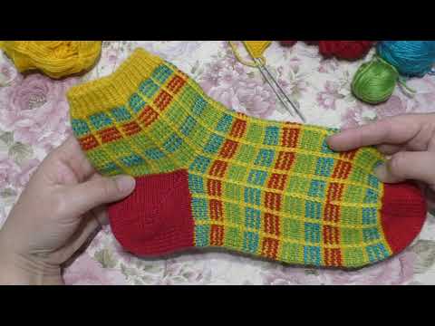 Видео: Веселые носочки из остатков пряжи спицами. Очень подробный МК .для НАЧИНАЮЩИХ!
