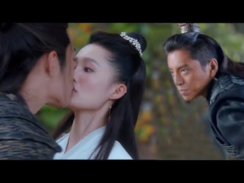 Видео: Влюбленный соперник поцеловал героиню на глазах у волка. Вольфи был в ярости, и они начали драться.