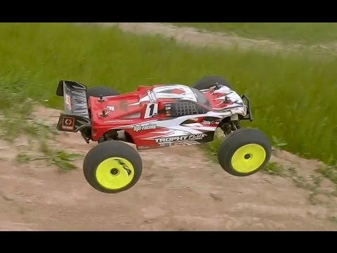 Видео: Обзор радиоуправляемой модели Trophy Truggy Flux и замер на треке