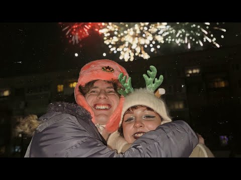 Видео: они счастливы ведь ещё не знают что утром их ждёт понос из-за просроченного оливье