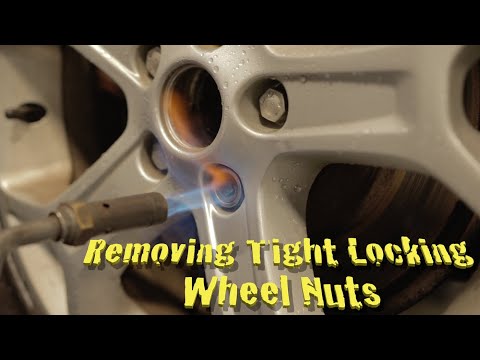 Видео: Снятие туго затянутой гайки колеса... Не срежьте ключ для запирающей гайки колеса.