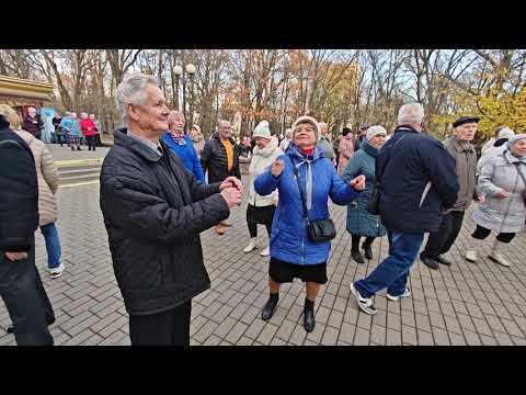 Видео: 7.11.24г..."Нам Песня Строить и Жить Помогает"... звучит на танцполе в Гомеле...