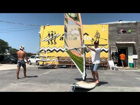 Видео: Школа виндсерфинга SurfEnjoy. Урок 2. Управление доской в движении. Полупрофессиональный оверштаг.