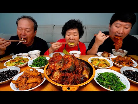 Видео: Корейская домашняя еда: выдержанная кимчи-скумбрия и сезонные гарниры — шоу Mukbang eating show