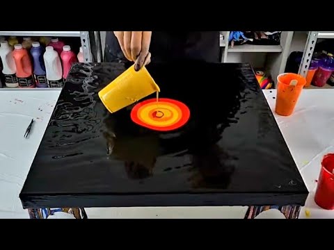 Видео: Темный и таинственный ~ Мои ЛУЧШИЕ картины акриловой заливкой на черной основе