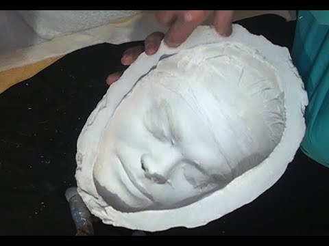 Видео: Изготовление маски с лица по гипсовой форме (Уроки скульптуры и рисунка)