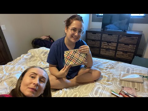 Видео: Что в косметичке у американского тинейджера. 😉