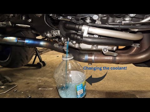 Видео: Замена охлаждающей жидкости Yamaha R1 2021 года