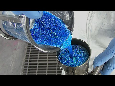 Видео: Как на заказ покрасить мотоцикл / Как покрасить хлопья хамелеона и конфеты / Конфетная роспись