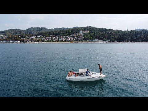 Видео: ПРОГУЛКА НА КАТЕРЕ. Вдоль побережья, ЛОО ВАРДАНЕ.