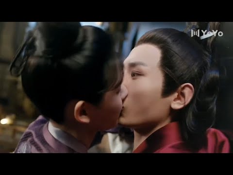 Видео: Она случайно упала на императора и впервые поцеловала его. Ее лицо покраснело.