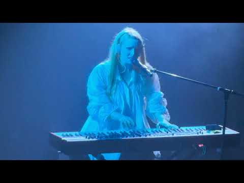 Видео: Ты солдат – Монеточка (Live, Париж, 2025)