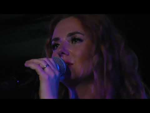 Видео: Lena Katina - Из темноты | Iz Temnoty (Мумий Тролль Music Bar) 19.08.2022