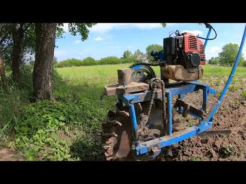 Видео: Окучивание картошки окучником. Hiller testing. Hilling potatoes.